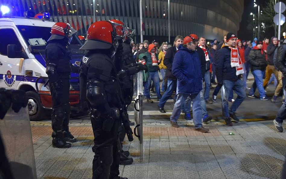 Po zamieszkach chuliganów w Bilbao zmarł policjant