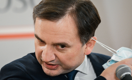 Czy Zbigniew Ziobro zerwie więzy, jakimi giganci internetu krępują wolność słowa? Na zdjęciu podczas
