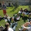 Na zdjęciu studenci obok budynku Wydziału Dziennikarstwa i Nauk Politycznych