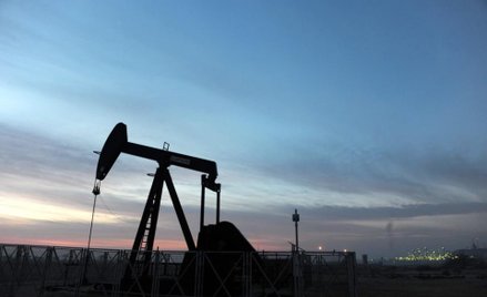 Przez rosnące wydobycie z łupkowych złóż w USA surowiec gwałtownie staniał. Eksporterzy ropy znaleźl