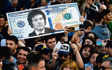 Zwolennik argentyńskiego kongresmana i kandydata na prezydenta Javiera Mileiego, trzyma podczas wiec