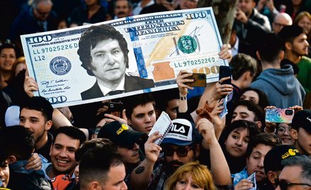 Zwolennik argentyńskiego kongresmana i kandydata na prezydenta Javiera Mileiego, trzyma podczas wiec
