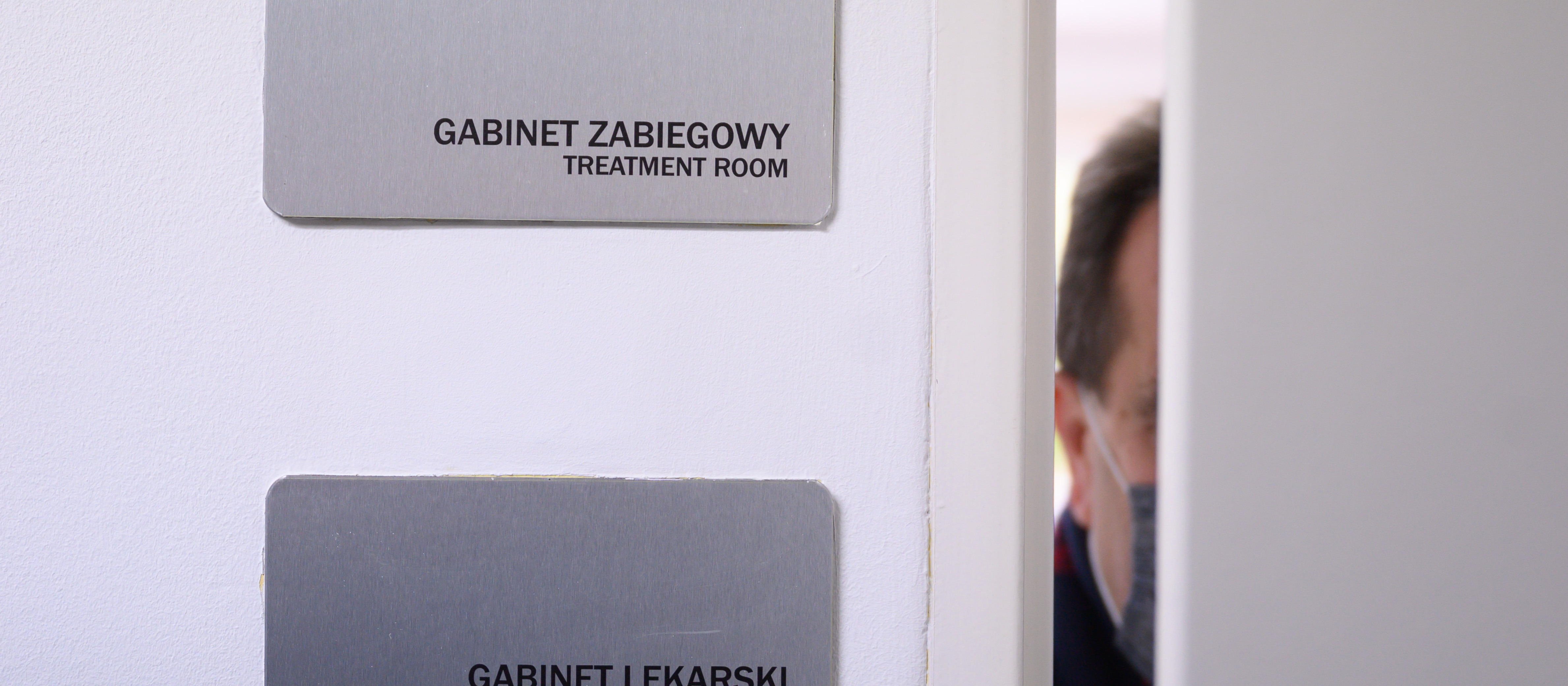 Rząd chce ukrócić zjawisko „bilokacji” lekarzy. Szpitale będą raportować grafiki do NFZ