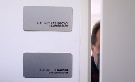 Nowe przepisy mają ukrócić proceder pobierania przez lekarzy wynagrodzeń za pracę w różnych placówka