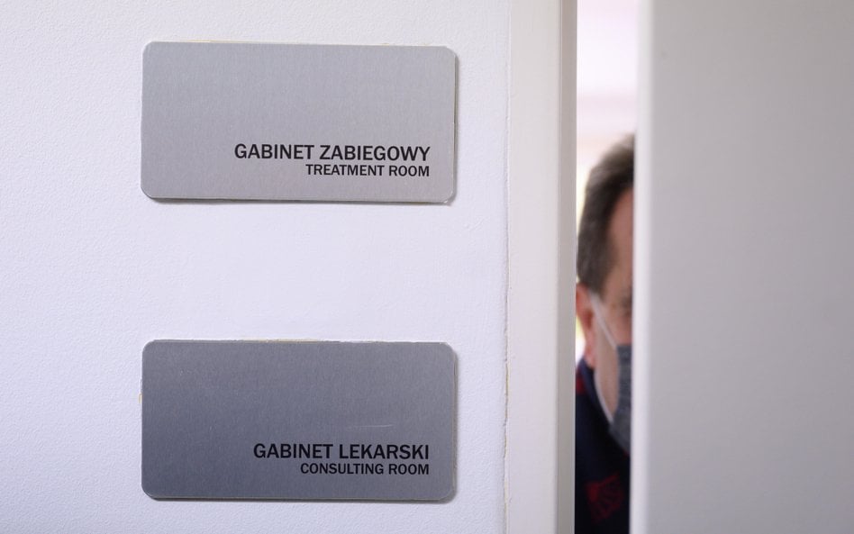 Nowe przepisy mają ukrócić proceder pobierania przez lekarzy wynagrodzeń za pracę w różnych placówka