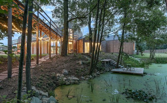 Architekci z BXB Studio stworzyli tu pięć przenikających się stodół.