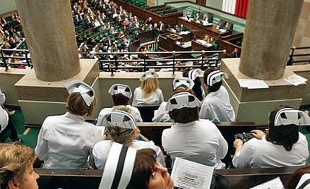 Pielęgniarki ze związków zawodowych przyszły wczoraj do Sejmu. Obawiają się, że przekształcenia szpi