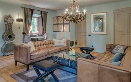 Ozdobą wnętrz pałacowych są m.in. naścienne malowidła z przełomu XVIII i XIX