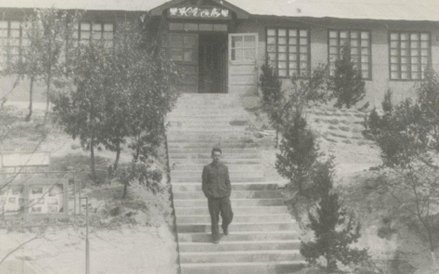 Na schodach prowadzących do klubu w Panmundżonie 1958 r.