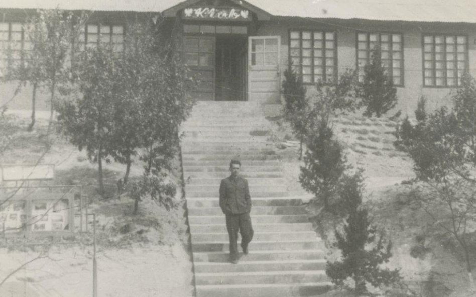 Na schodach prowadzących do klubu w Panmundżonie 1958 r.
