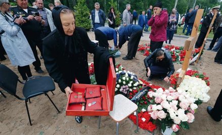 Pogrzeb członków tajnej jednostki. Kobieta trzyma medale Władimira Suchiniczewa, jednego z 14 maryna