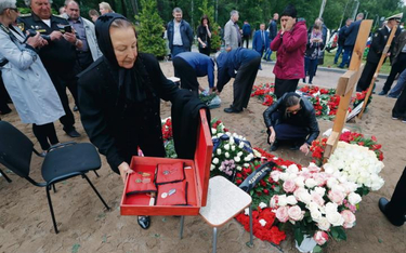 Pogrzeb członków tajnej jednostki. Kobieta trzyma medale Władimira Suchiniczewa, jednego z 14 maryna
