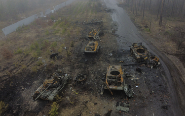 Zniszczone rosyjskie pojazdy wojskowe, obwód kijowski, fotografia z 1 kwietnia
