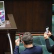 Zdjęcie dziecka uchodźców zatrzymanych na granicy, prezentowane w Sejmie w czasie dyskusji na temat 