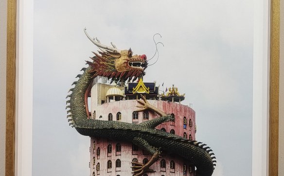 17-piętrowa tajlandzka świątynia Wat Sam Phran z wijącym się wokół niej smokiem