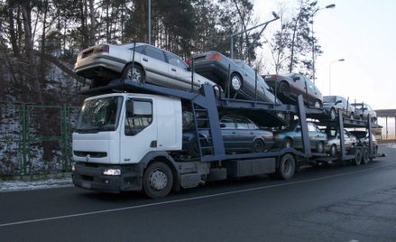 Nie udaje się wyhamować napływu starych i wyeksploatowanych aut z zagranicy. Kolejne rządy podejmowa