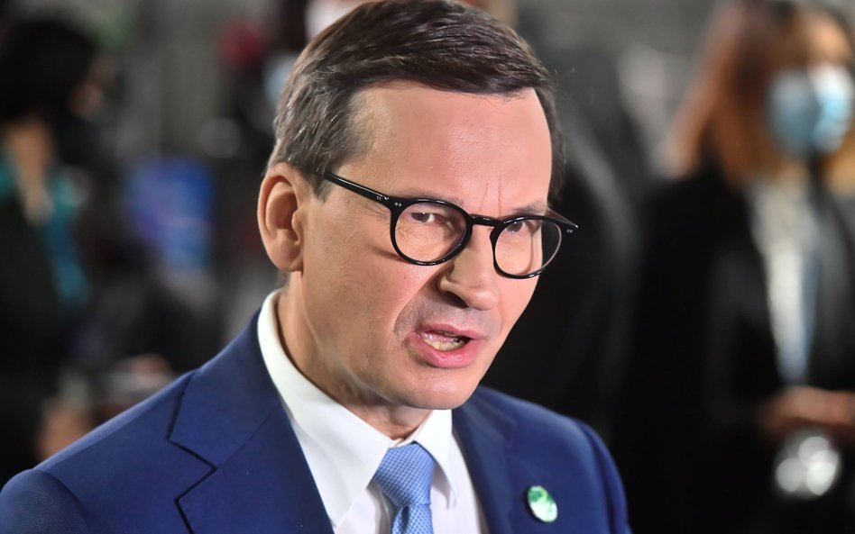 Premier Mateusz Morawiecki podczas wypowiedzi dla mediów przed oficjalnym wystąpieniem na szczycie k