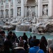 Fontanna di Trevi w Rzymie jest oblegana przez turystów niemal dzień i noc