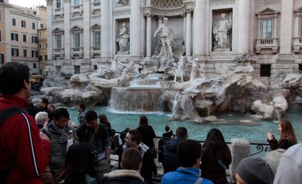 Fontanna di Trevi w Rzymie jest oblegana przez turystów niemal dzień i noc