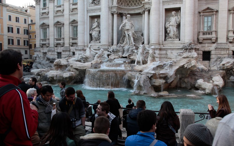 Fontanna di Trevi w Rzymie jest oblegana przez turystów niemal dzień i noc