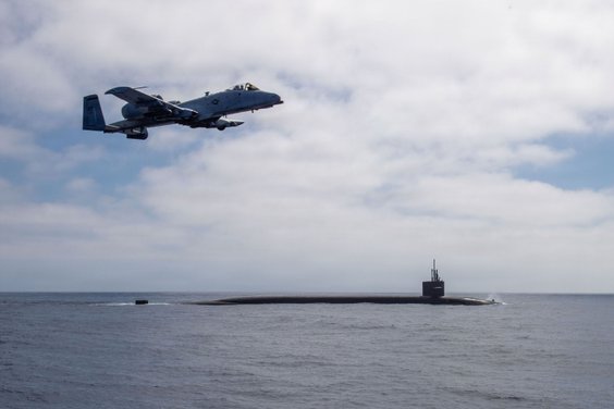 Samolot A-10 Thunderbolt II Sił Powietrznych USA eskortuje USS Nebraska (SSBN 739), okręt podwodny k