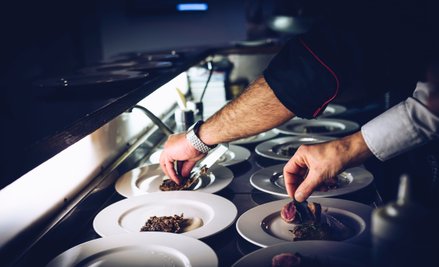 Kłopoty znanego szefa kuchni: podkradał załodze napiwki?