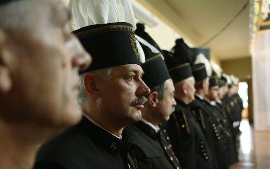 Kopalnie wypychają górników na emerytury