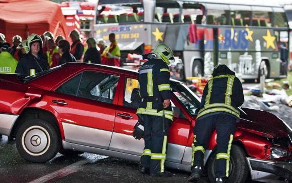 Polski autokar najpierw zderzył się z osobowym mercedesem, a potem uderzył w podporę wiaduktu / fot: