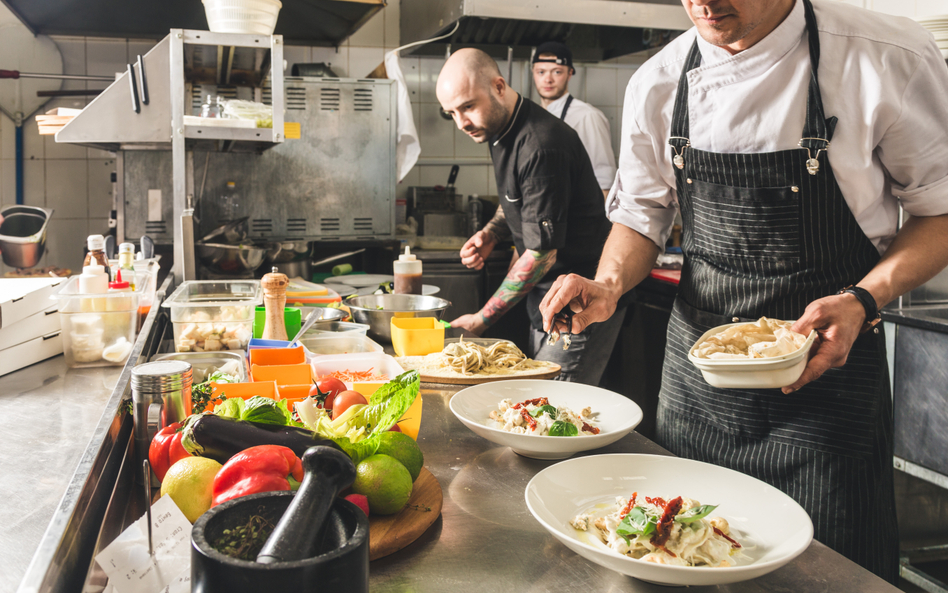 Restauracje toną w długach, a połowa Polaków oszczędza na posiłkach