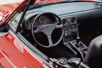 Czy to wygląda na wnętrze 30-latka? Za kółkiem MX-5 kierowca wciąż czuje się idealnie.