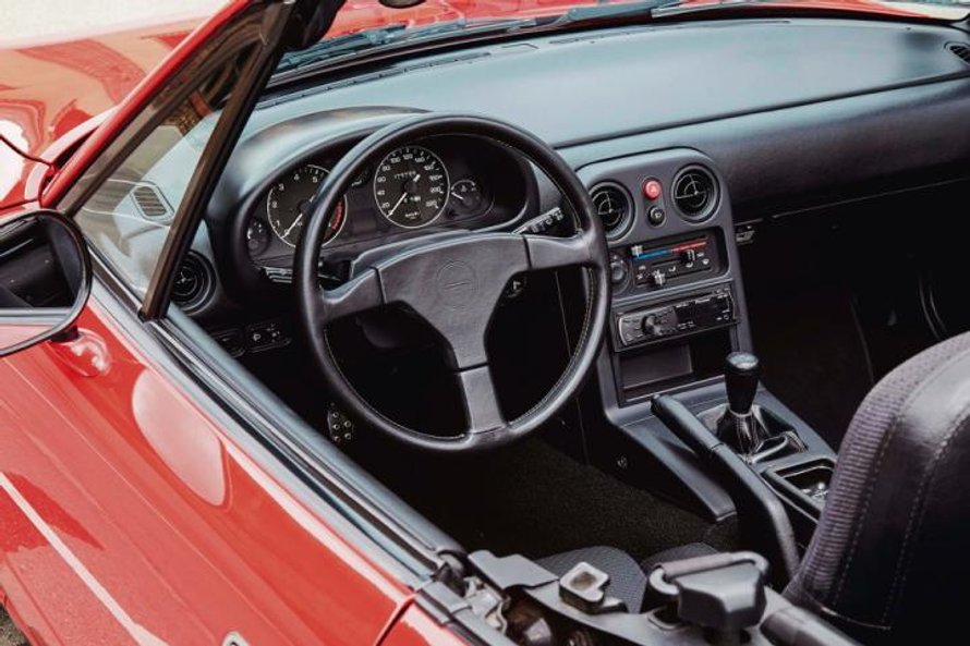 Czy to wygląda na wnętrze 30-latka? Za kółkiem MX-5 kierowca wciąż czuje się idealnie.