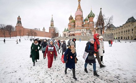Sankcje uderzyły w Rosjan mniej niż się spodziewano. Na zdjęciu: wycieczka zwiedzająca plac Czerwony