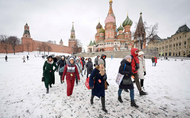 Sankcje uderzyły w Rosjan mniej niż się spodziewano. Na zdjęciu: wycieczka zwiedzająca plac Czerwony