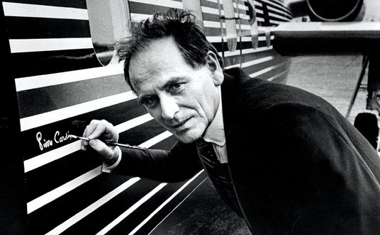 Rok 1978, Pierre Cardin podpisuje prywatny odrzutowiec pomalowany wedle jego projektu.