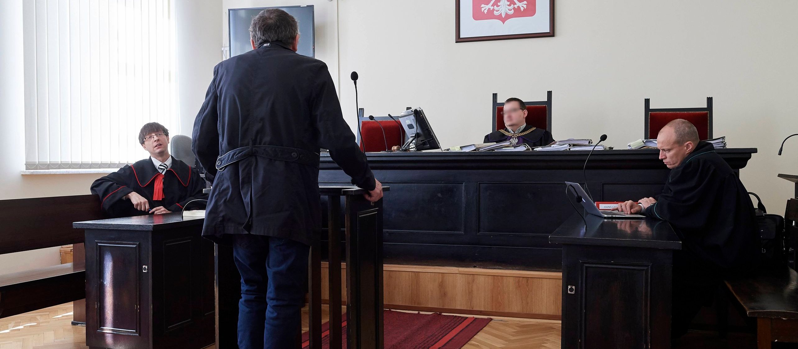 Świadek zeznający na stojąco to więcej niż symbol