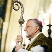 Metropolita krakowski od kilku lat odwołuje się w homiliach do „czerwonej zarazy” z wiersza Józefa S