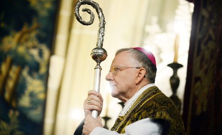 Metropolita krakowski od kilku lat odwołuje się w homiliach do „czerwonej zarazy” z wiersza Józefa S