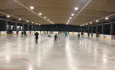 Szczecińskie lodowisko jest otwarte. Oferuje mieszkańcom kursy łyżwiarskie.