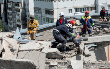 Ratownicy interweniują w częściowo zawalonym budynku mieszkalnym w Charkowie