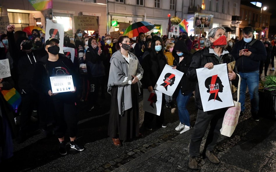 Protest przeciwko wyrokowi Trybunału Konstytucyjnego zaostrzającemu prawo aborcyjne, który miał miej