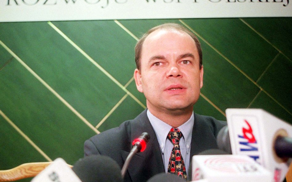 Jacek Janiszewski jako minister rolnictwa na konferencji prasowej, sierpień 1998 roku