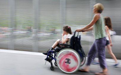 Świadczenie pielęgnacyjne: samorządy apelują o zmiany dla opiekunów niepełnosprawnych