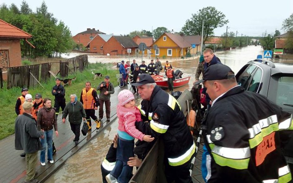 Ewakuacja mieszkańców zalanej wsi na południu Polski