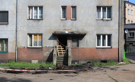 Ogień pojawił się na poddaszu tej kamienicy przy ul. Reymonta w Choorzowie. W pożarze zginęło dwóch 