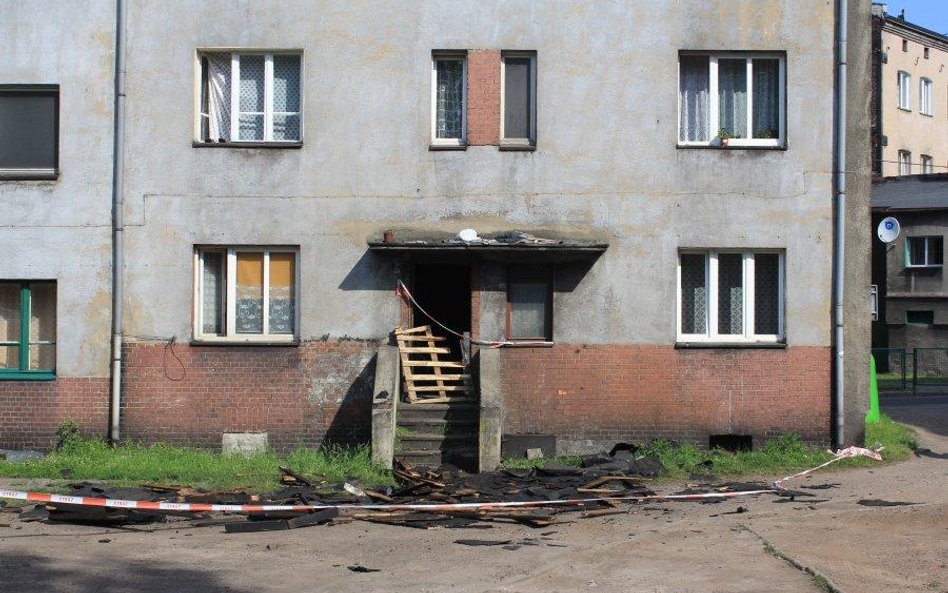 Ogień pojawił się na poddaszu tej kamienicy przy ul. Reymonta w Choorzowie. W pożarze zginęło dwóch 