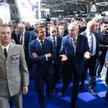 Prezydent Emmanuel Macron na Eurosatory 2022. Po lewej szef Sztabu Obrony gen. armii Thierry Burkhar