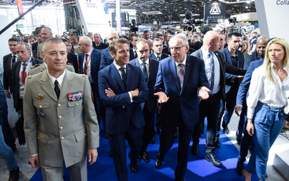 Prezydent Emmanuel Macron na Eurosatory 2022. Po lewej szef Sztabu Obrony gen. armii Thierry Burkhar