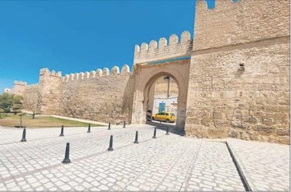 Dawne arabskie medyny otoczone murami obronnymi mają swój klimat. Liczni sprzedawcy na bazarach ofer