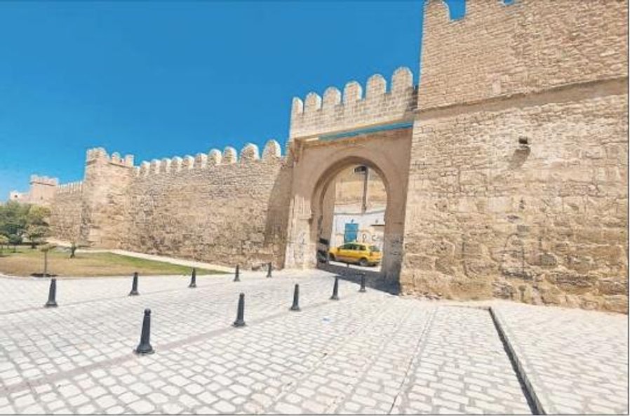 Dawne arabskie medyny otoczone murami obronnymi mają swój klimat. Liczni sprzedawcy na bazarach ofer