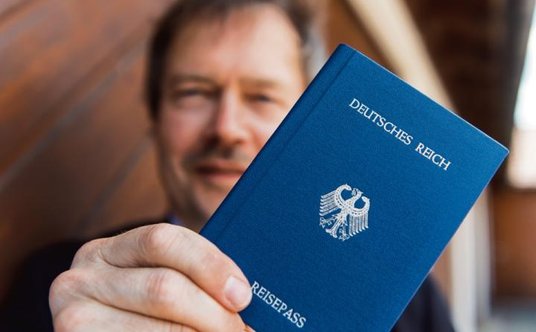 Małe rzesze mają własne flagi, wydają własne dokumenty, znaczki pocztowe, a nawet własną walutę. Ich